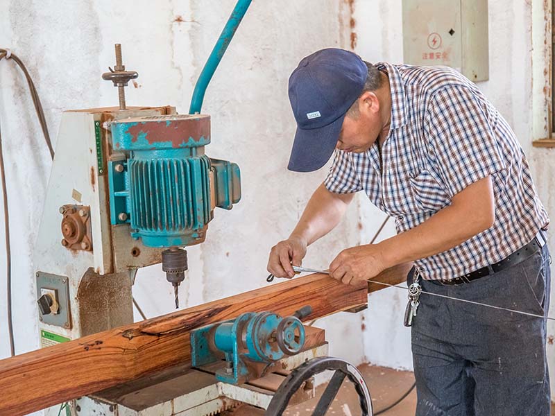 赫山楼梯地板柜门的油漆修复-10